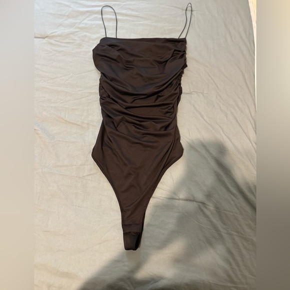H&M Women’s Scrunched Strapless Bodysuit - Picture 1 of 3